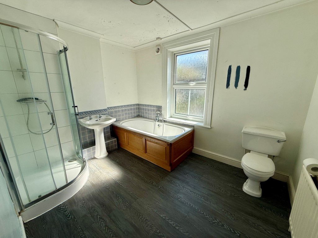 Lot: 89 - MID-TERRACE HOUSE FOR REFURBISHMENT - Bathroom with W.C.